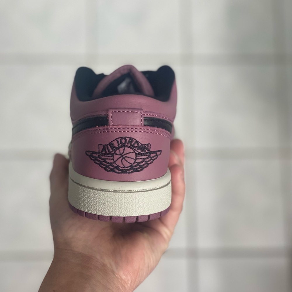 Women’s Air Jordan 1 Low - Picture 6 of 7